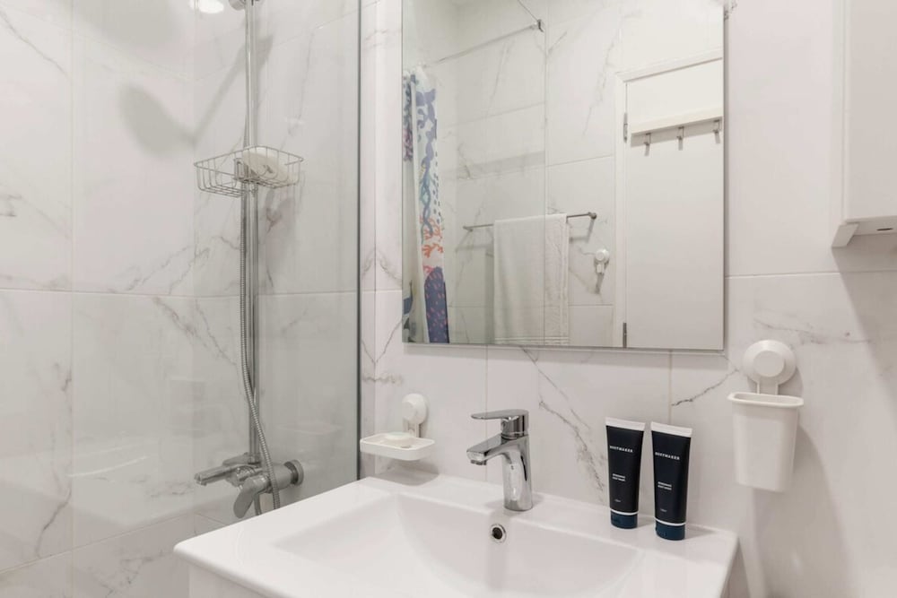 Beautiful 1 Bedroom Apartment Near Benfica view 3