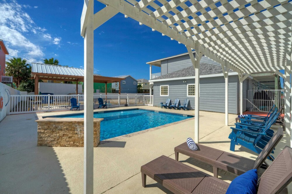 Sleeps 16 w/ Pool + Minutes to Beach Costa Bahia - 2 Condos