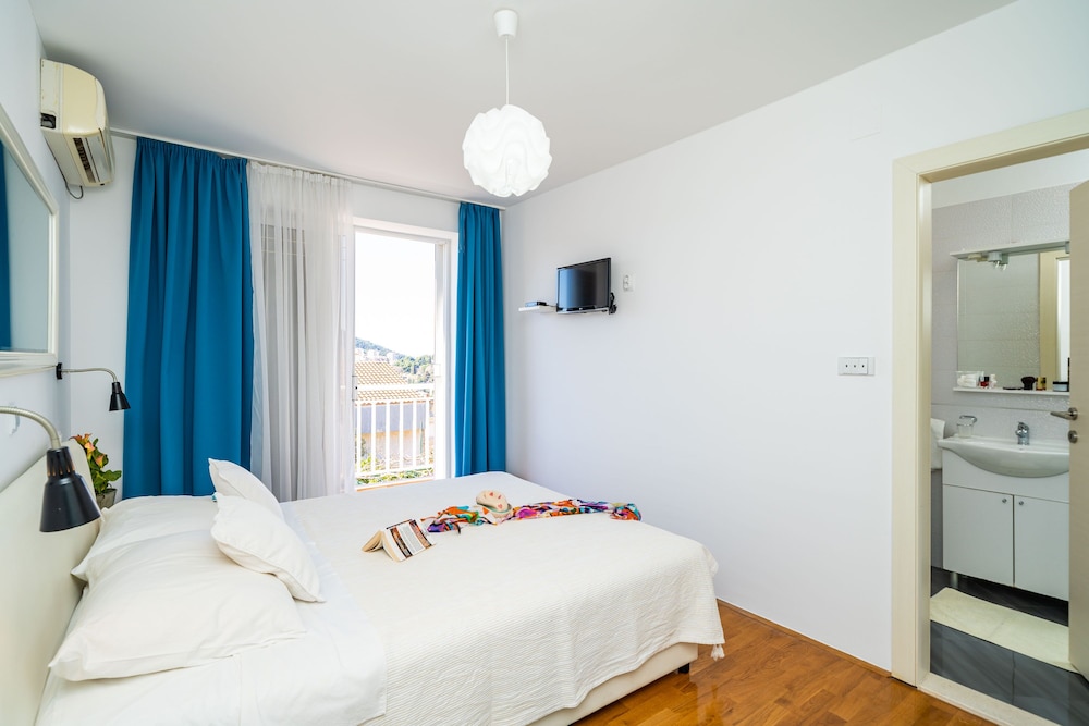 Jele Rooms