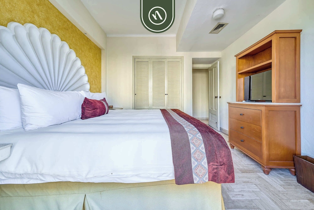 Beachfront 2 BR Condo - Beach - Pools - Tennis
