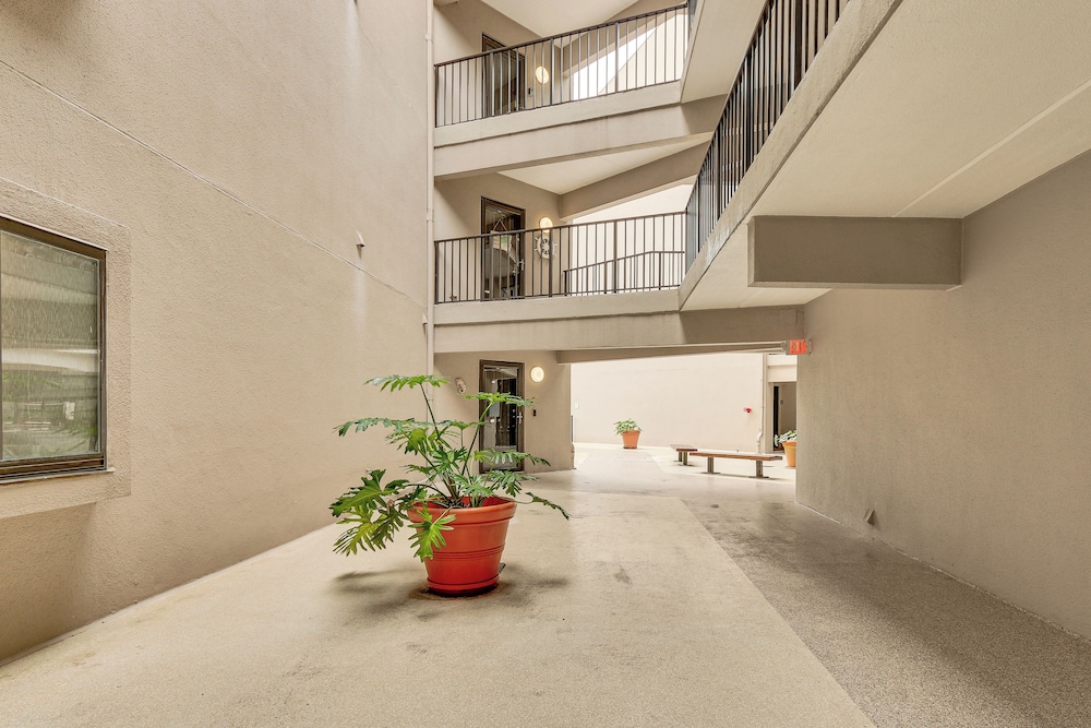 Easy Beach Access! Walkable Hilton Head Condo