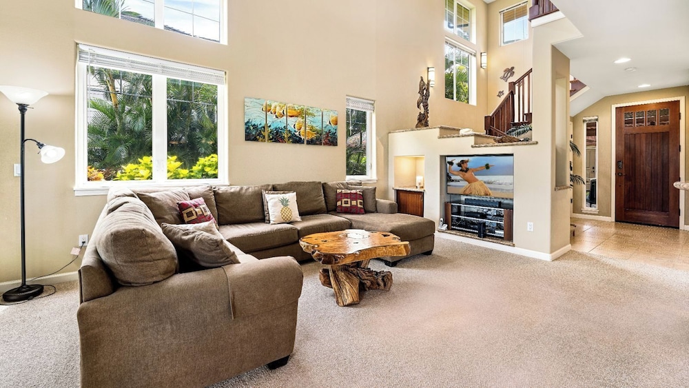 Spacious Ground Floor End Unit - Walk to Beach & Shopping - Vrkcv