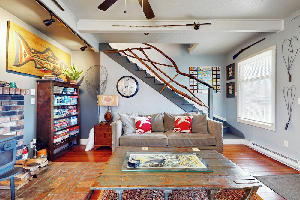 3 BR Cozy Cottage: w/ Hot Tub & Wifi