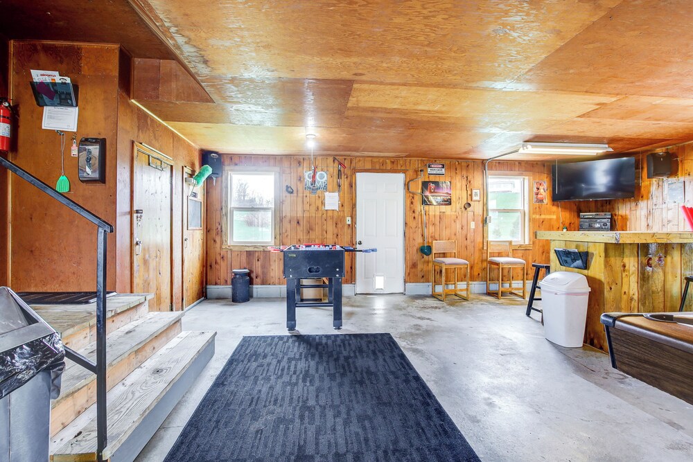 Algoma Retreat: Near Beach, Game Room, Yard