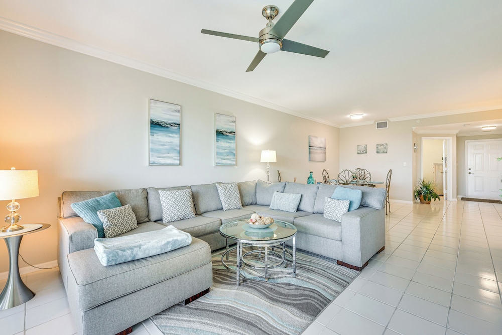 Sleek Naples Condo w/ Balcony: Snowbirds Welcome!