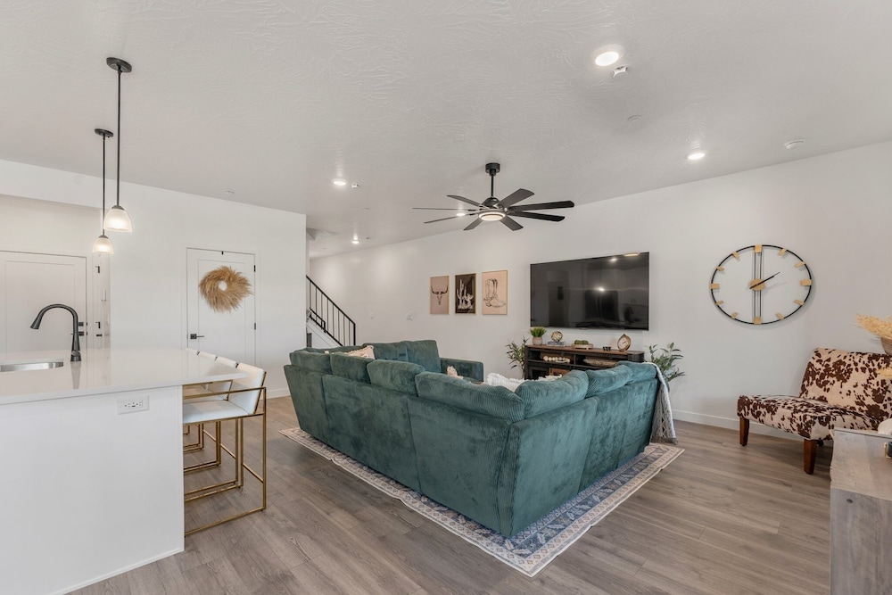 Popular Poolside Retreat 4 Bedroom Townhouse