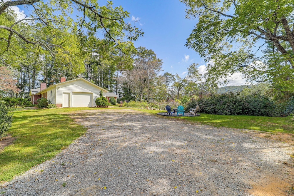 Hike & Leaf Peep! Peaceful Home in Laurel Springs