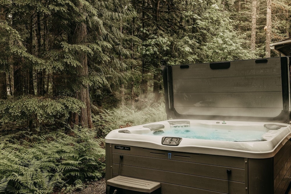 30gs - Bbq - Hot Tub - Wi-fi - Pets Okay - Sleeps 8 3 Bedroom Cabin by Redawning view 2