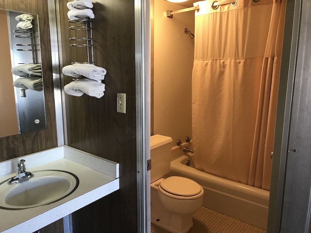 Budget Lakeview Inn - Property Image 11