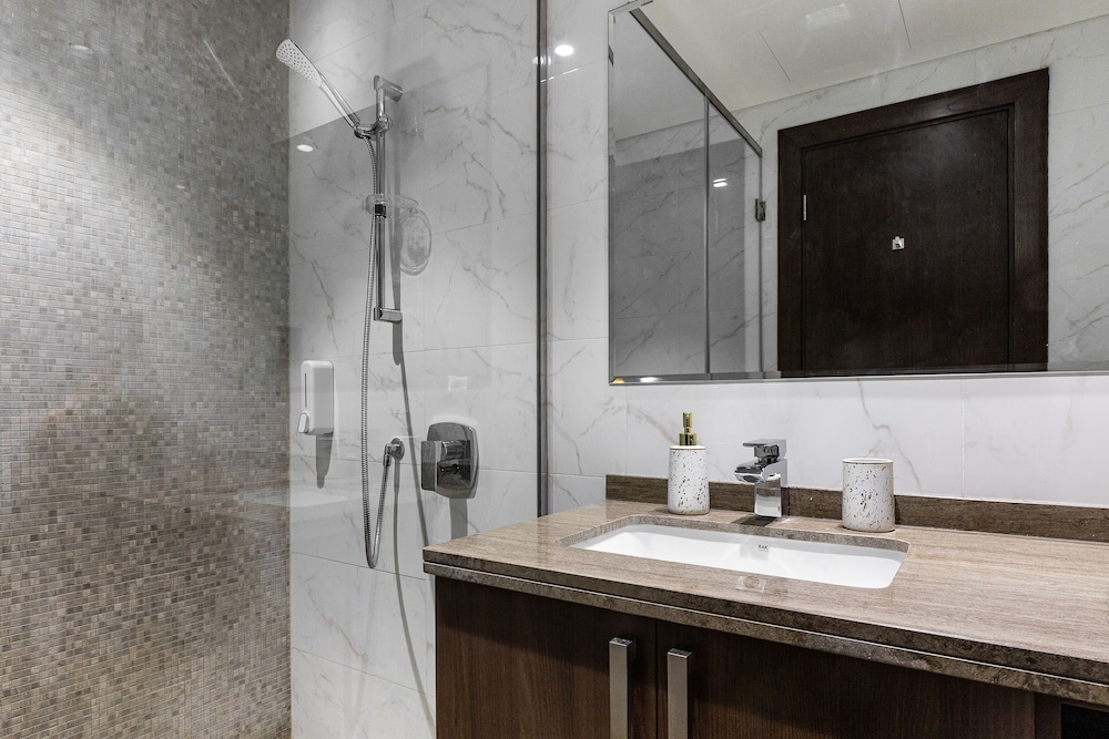 GLOBALSTAY. J One Tower Apartments