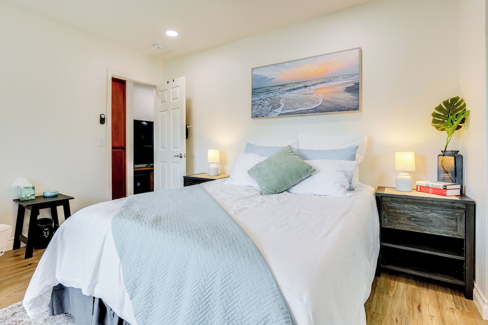 1 Mi to Oceanside Municipal Pier: Condo w/ Balcony