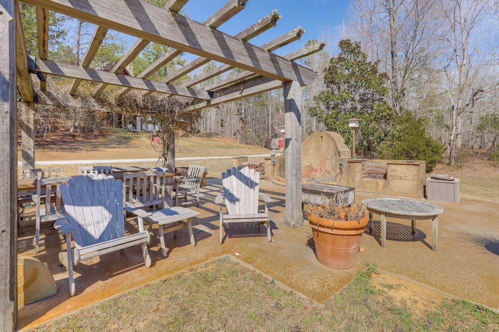 Dock, Canoe & Patio: Lakeside Cottage in Alabama