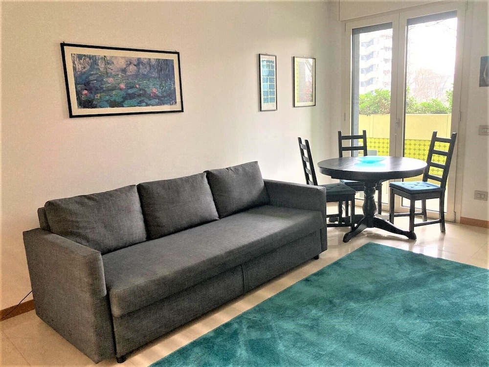 Borsa 1- Bright apartment with balcony