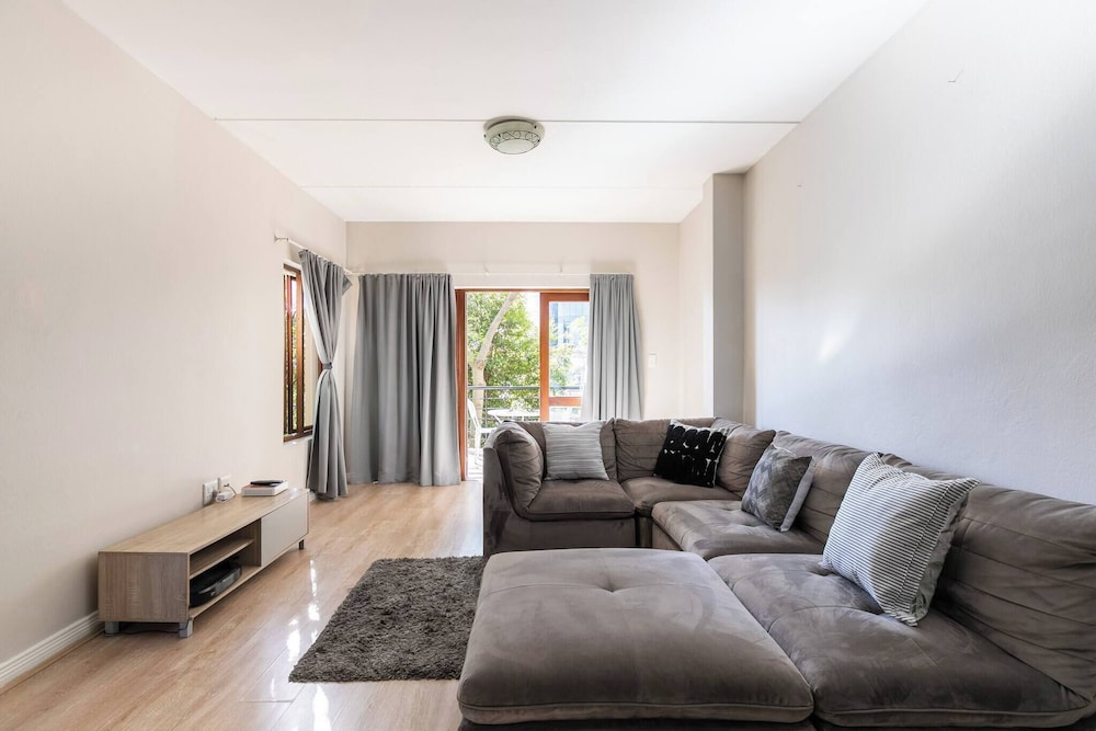 2bed in Sandton City