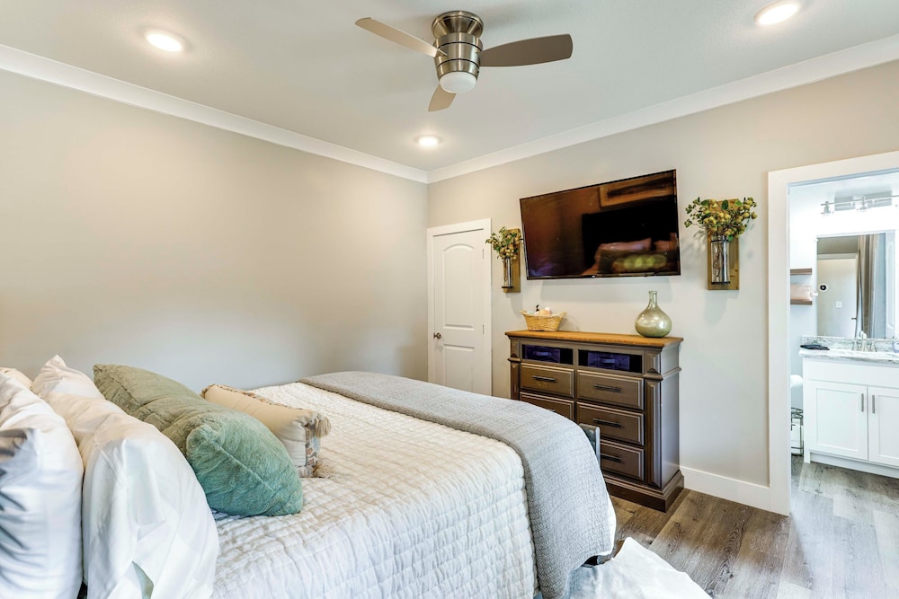 Walk to Lake Martin: Water-view Retreat w/ Deck!