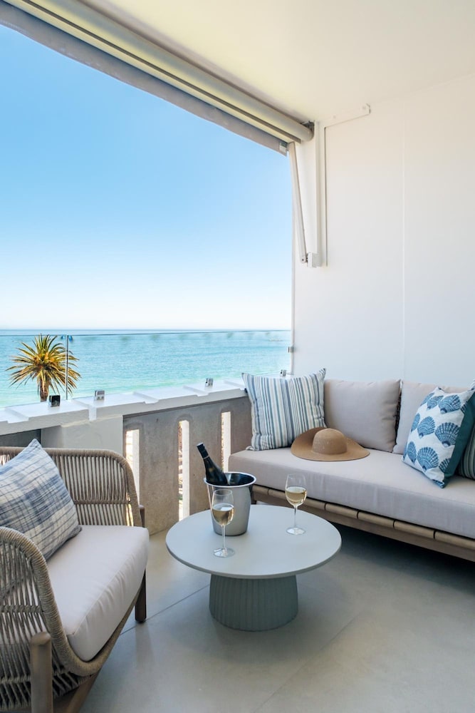Apartment w Sea Views by Camps Bay Beach Kyanos