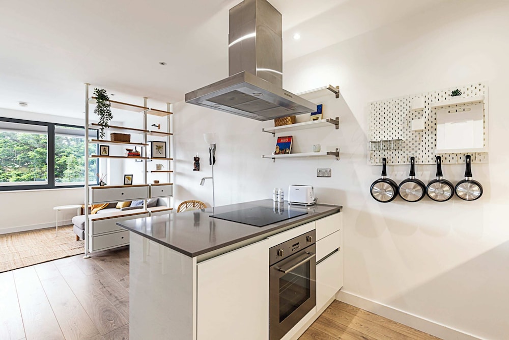 Well-connected, Cosy and Bright Modern Flat