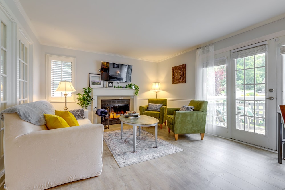 Charming Norwich Condo w/ Pool Access! view 2