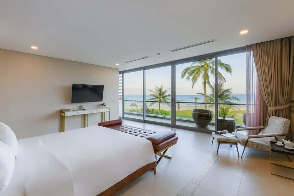 Luxe 6BR Beachfront Villa: Group Getaway Haven
