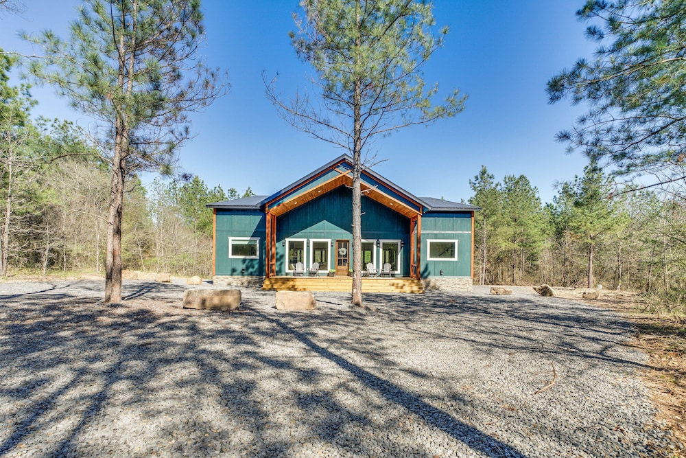 Broken Bow Cabin ~ 5 Mi to State Park w/ Hot Tub!