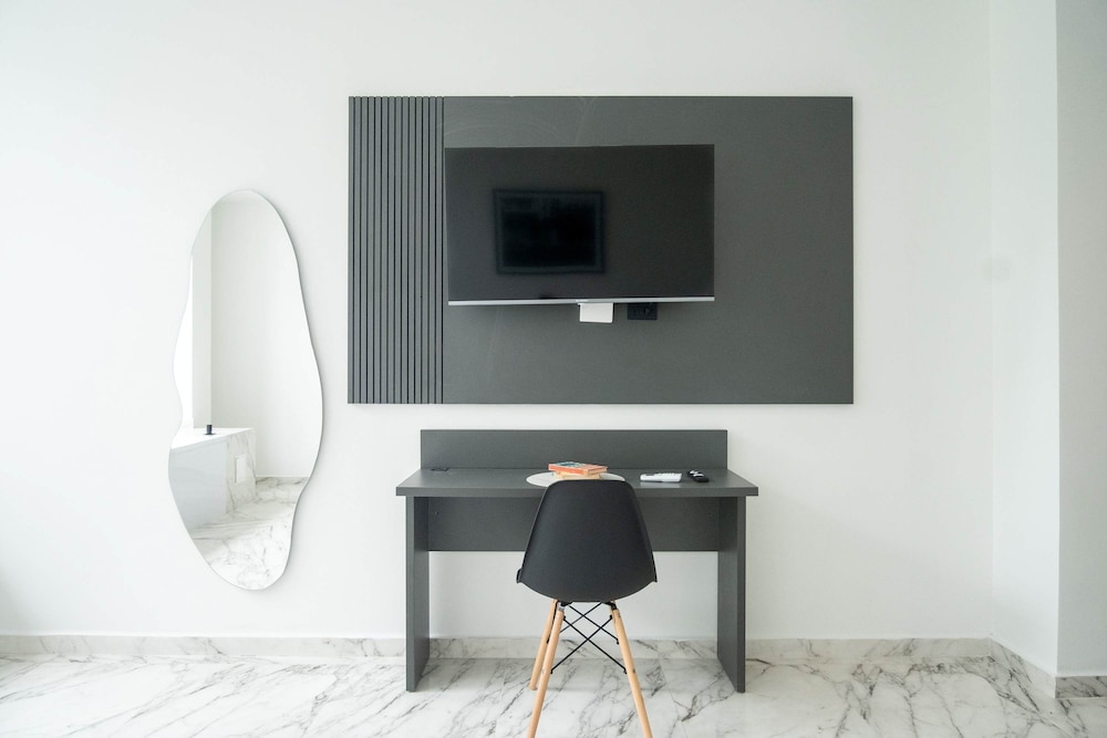 w Radiant 1BR w AC Near Ciudad Amurallada