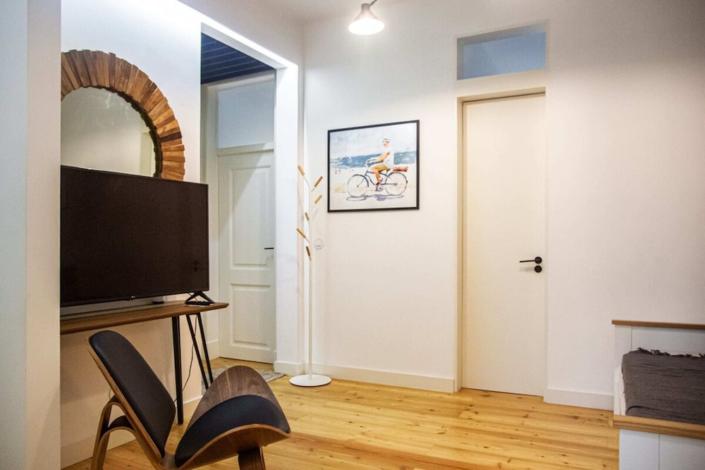 Colourful and Tasteful 2bedroom Apartment in Graça view 3