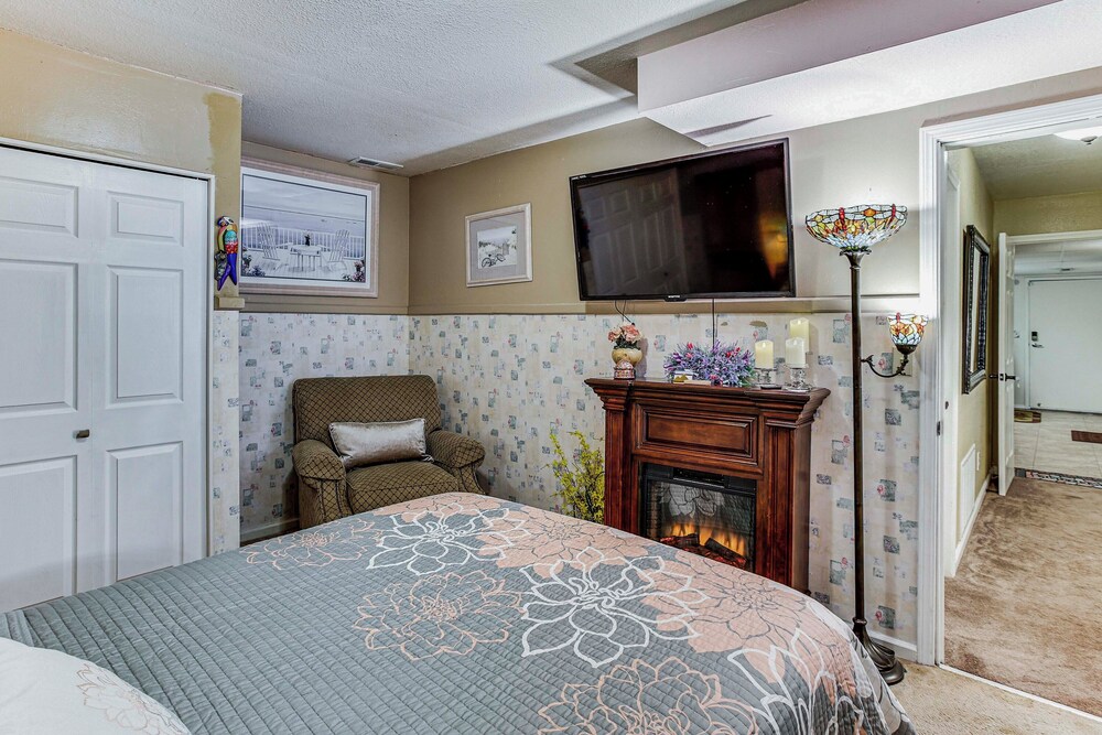 Lower-level Apt w/ Hot Tub & Sauna in Graham!