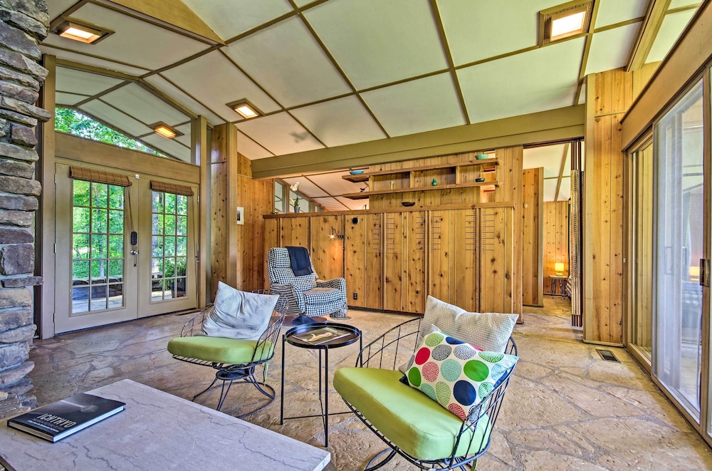 Tranquil Mid-century Modern Cottage w/ Forest View