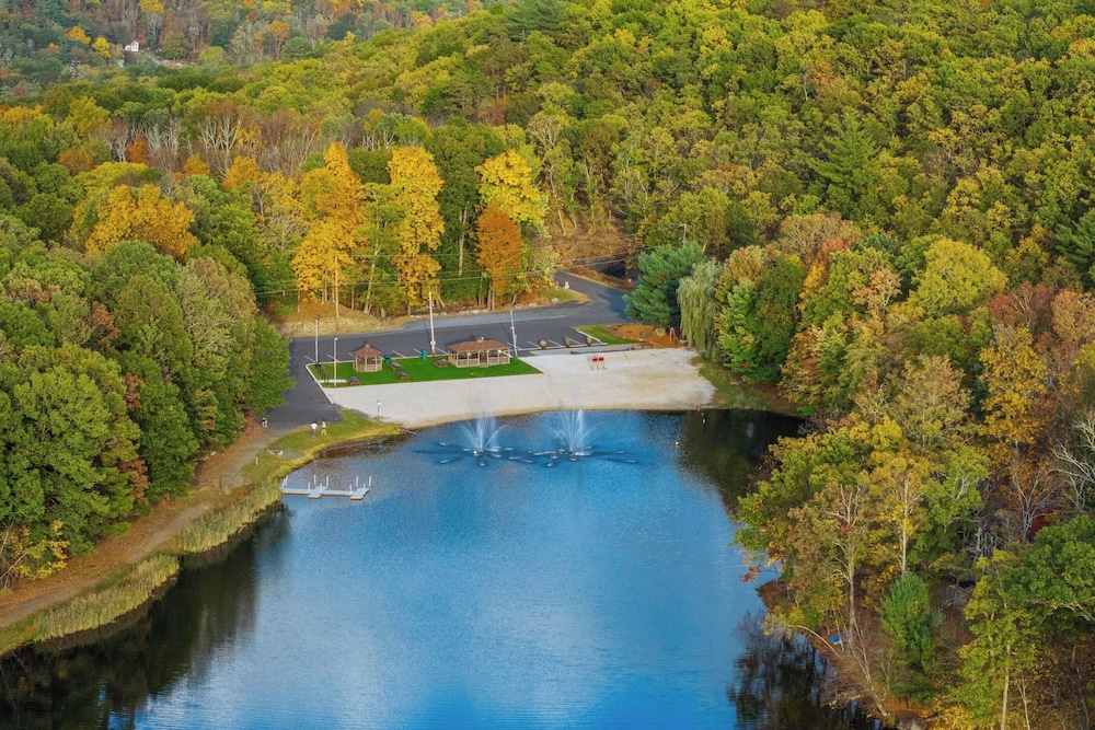 Lakeview Retreat w/ Kayaks, Game Room, Firepits Gated Community w/ Lake + Beach Access
