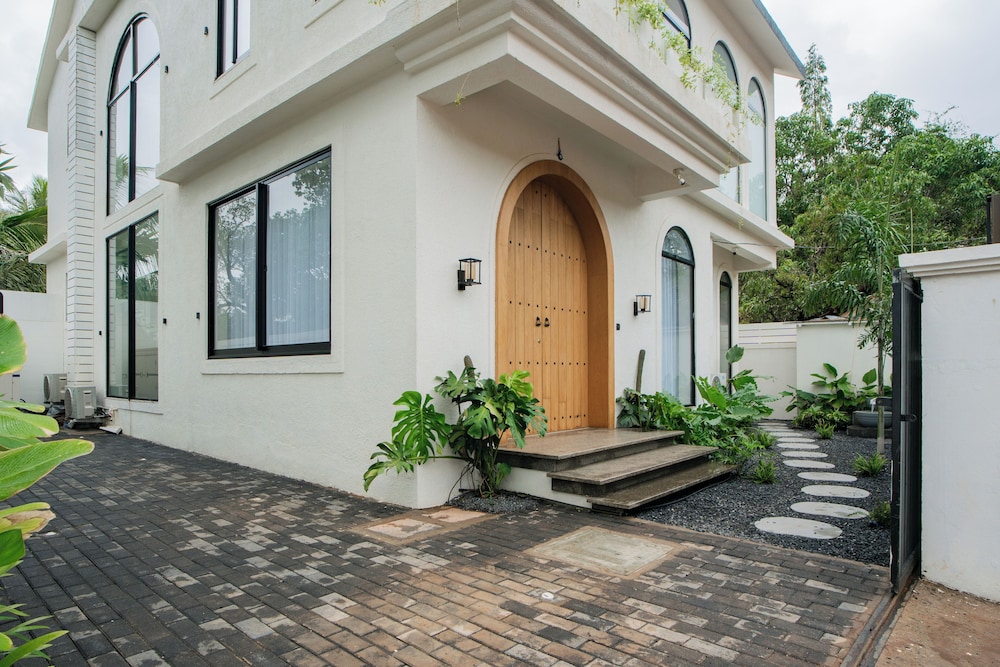 ELIVAAS Ekam | Luxe 4 BHK Villa With Pvt Pool & Patio