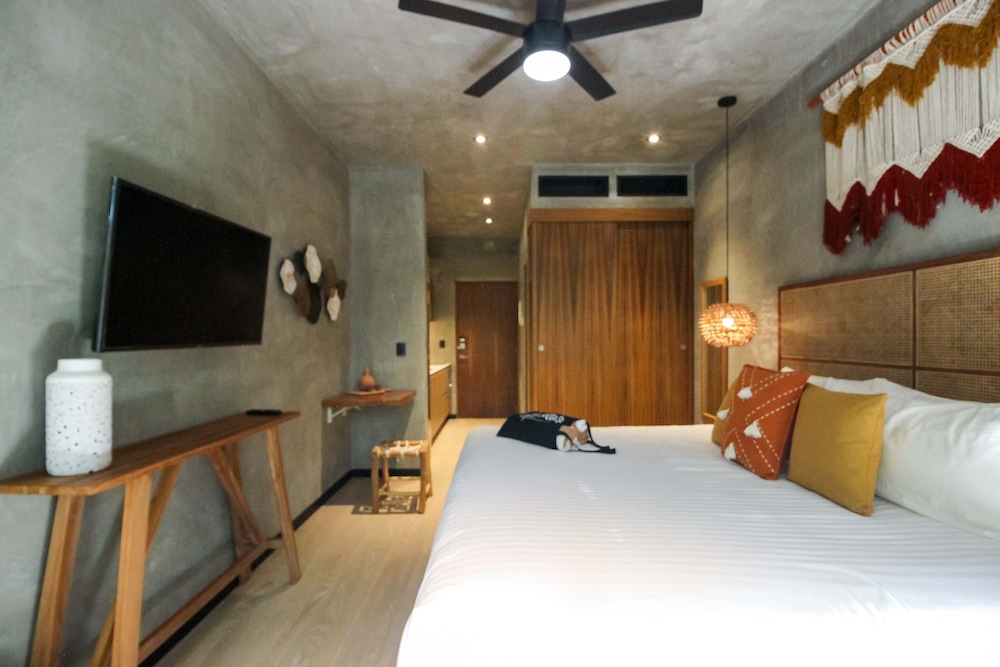 Couple s Retreat in Prime Location Rooftop Pool