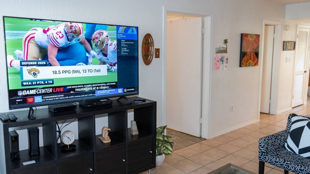 Cozy Family Retreat Steps To Beach Pool / Hot 2 Bedroom Apts
