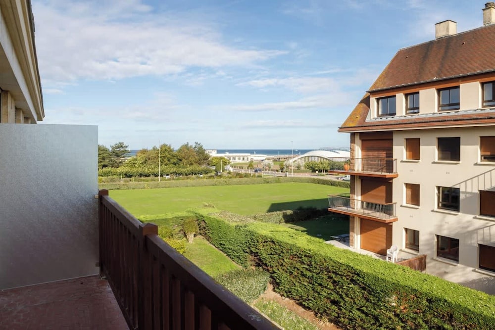 Luxury sea View 3br-2ba With Services in Deauville