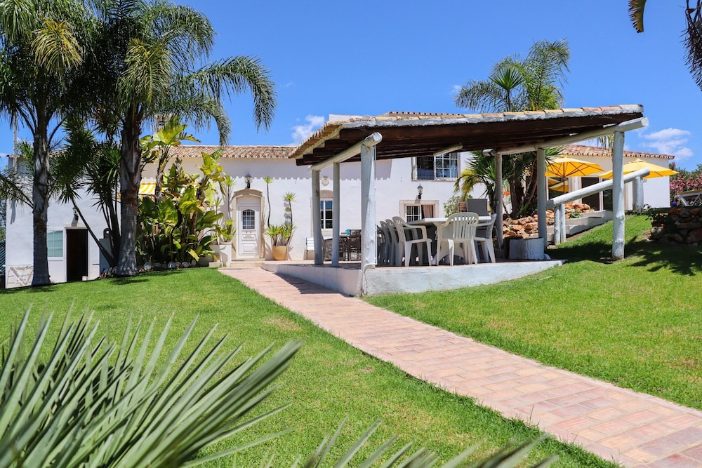 Idyllic Farm House With Huge Garden for 14pax