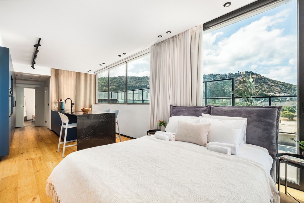 Pool & Jacuzzi Penthouse by Sea N' Rent view 3