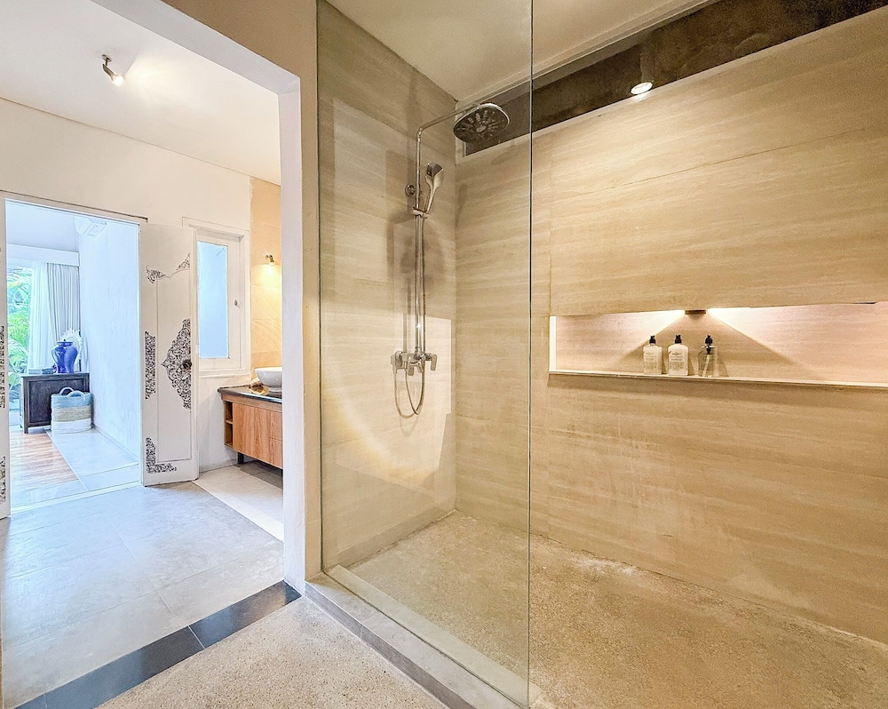 Villa St Calyx by DVH Luxe Retreats 3BR