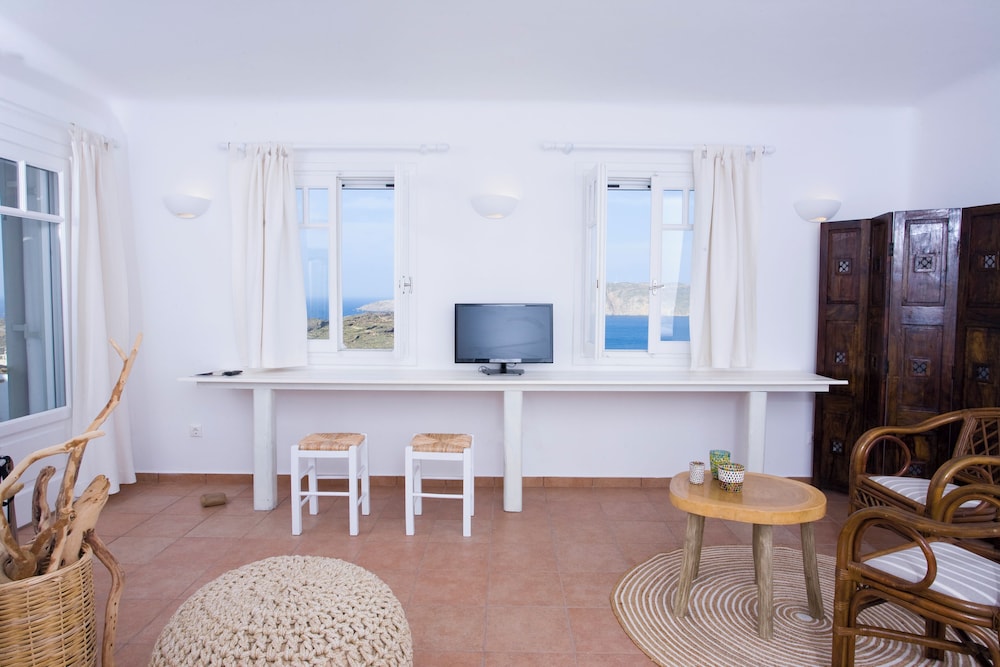 Yakinthos Residence