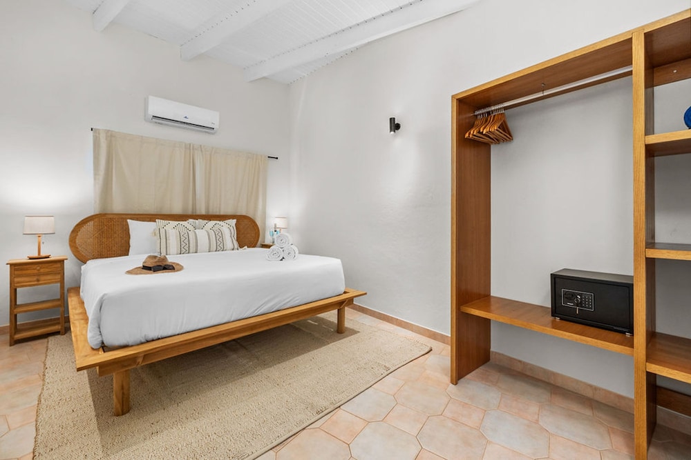 Newly Renovated Amazing Location Private Pool