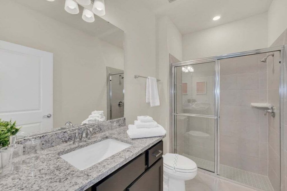 The Cutest Tonwhome & Private Splash Pool! 5 Bedroom Townhouse