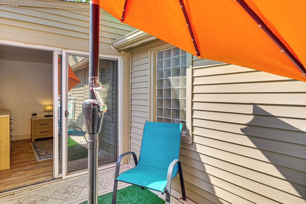 6 Mi to Arrowhead Stadium: Charming Home w/ Porch!