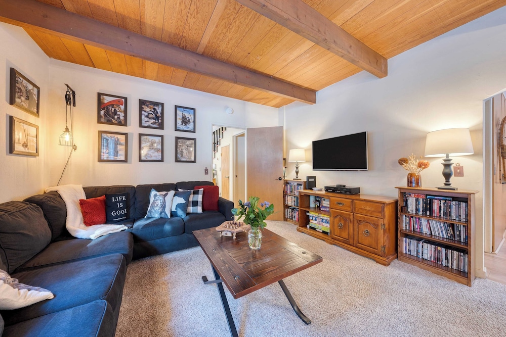 Mountain Cabin w/ Fireplace, Balcony & Easy Ski Access Bear Americana