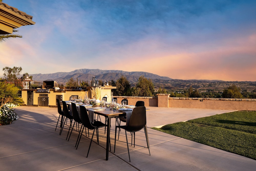 Sangiovese By Avantstay Spectacular Estate w Pool Hot Tub Putting Green