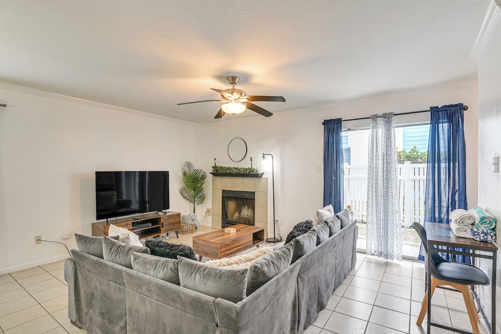 < 1 Mi to Beach: Galveston Condo w/ Fenced Patio