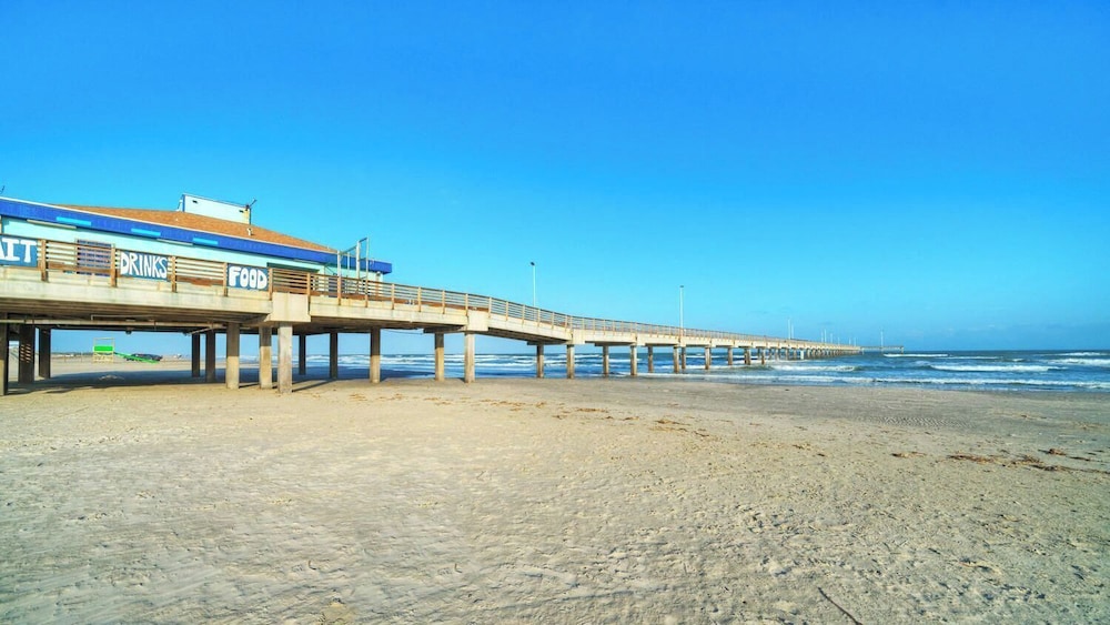 Walk to the Beach Ocean Views, Balcony Dining & Open Living Beachview 54 by Avantstay