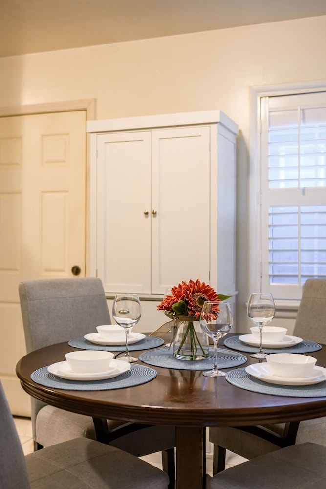 Cozy Pasadena Home Steps From Rose Bowl w Parking