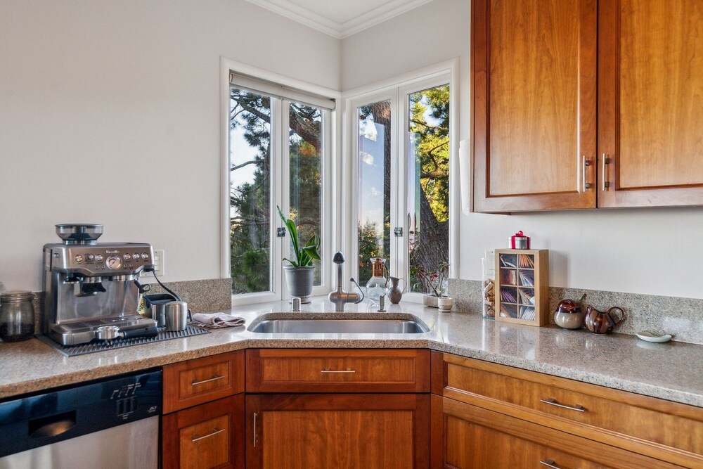 Charming 1933 Ridge-top Home With Stunning Views 4 Bedroom Home