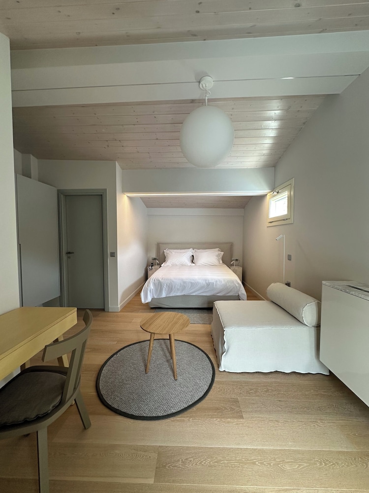 Amalie Suites