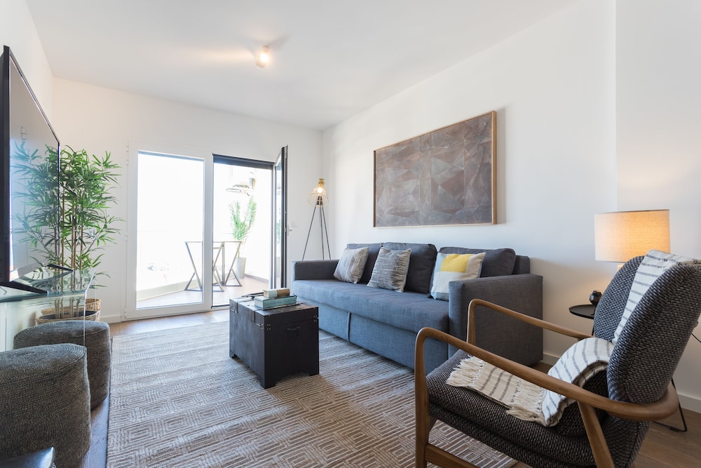 Alfama Lounge Three-Bedroom Apartment w/ River View and Parking - by LU Holidays