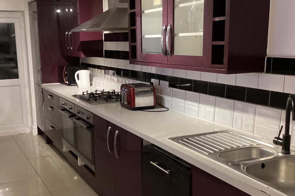 London Heathway Bliss - Spacious 4-bed House