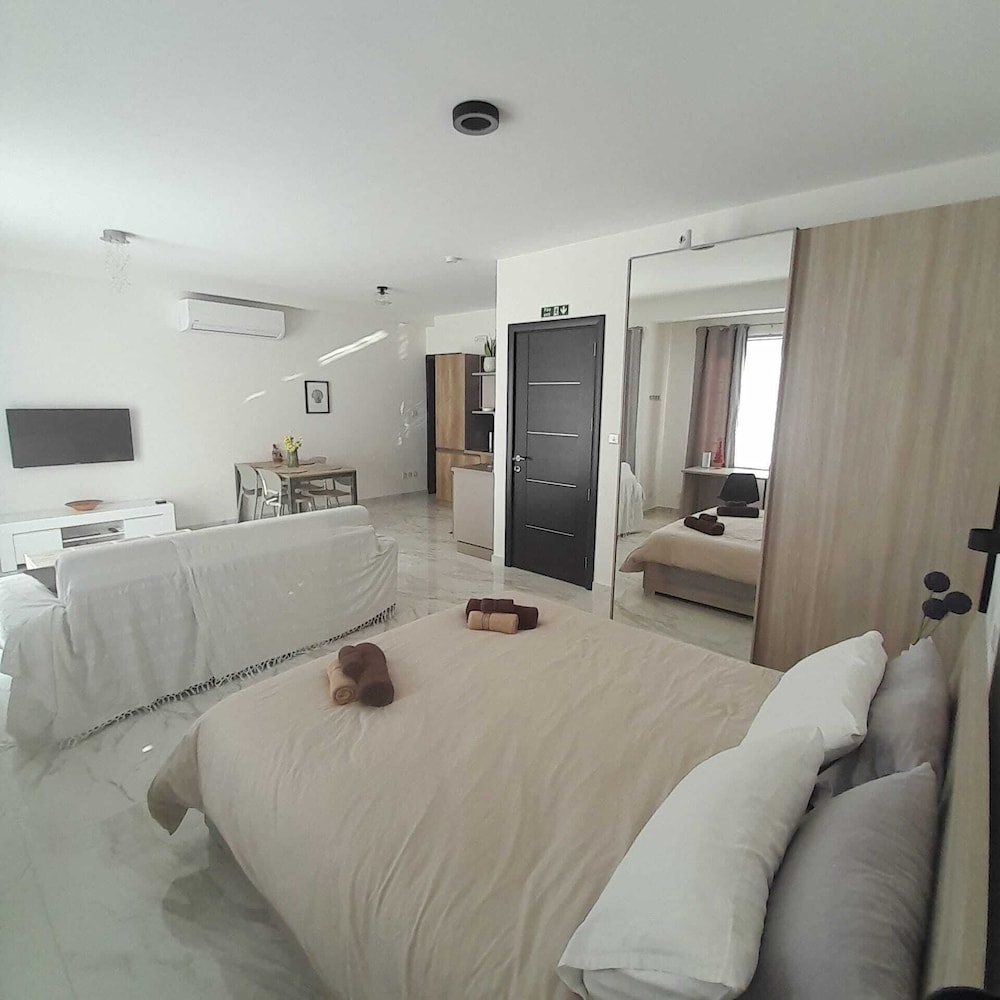 Studio - Sleeps 2 - Balcony - 5 Min Walk To Beach photo 3